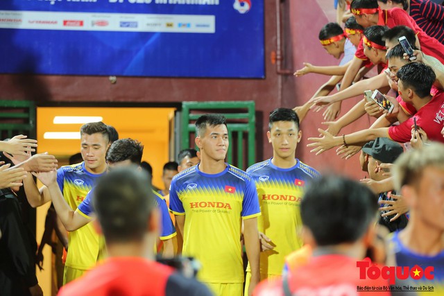 Bất chấp mưa sét gần 20 ngàn CĐV Phú Thọ cổ vũ tiếp lửa tuyển U23 Việt Nam - Ảnh 10. Bất chấp mưa sét gần 20 ngàn CĐV Phú Thọ cổ vũ tiếp lửa tuyển U23 Việt Nam - Ảnh 10.