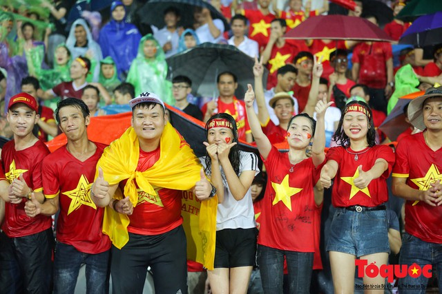 Bất chấp mưa sét gần 20 ngàn CĐV Phú Thọ cổ vũ tiếp lửa tuyển U23 Việt Nam - Ảnh 8. Bất chấp mưa sét gần 20 ngàn CĐV Phú Thọ cổ vũ tiếp lửa tuyển U23 Việt Nam - Ảnh 8.