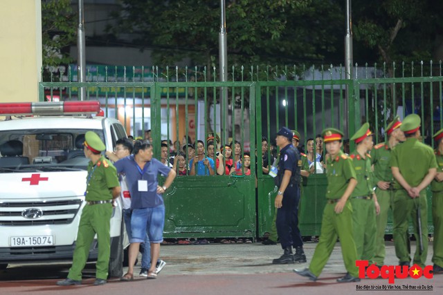 Bất chấp mưa sét gần 20 ngàn CĐV Phú Thọ cổ vũ tiếp lửa tuyển U23 Việt Nam - Ảnh 7. Bất chấp mưa sét gần 20 ngàn CĐV Phú Thọ cổ vũ tiếp lửa tuyển U23 Việt Nam - Ảnh 7.
