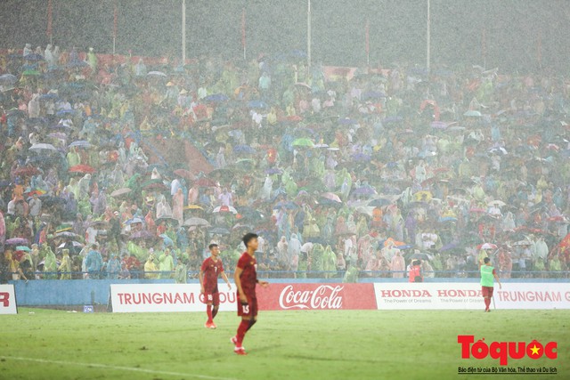 Bất chấp mưa sét gần 20 ngàn CĐV Phú Thọ cổ vũ tiếp lửa tuyển U23 Việt Nam - Ảnh 6. Bất chấp mưa sét gần 20 ngàn CĐV Phú Thọ cổ vũ tiếp lửa tuyển U23 Việt Nam - Ảnh 6.