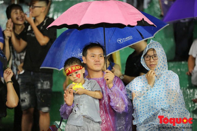 Bất chấp mưa sét gần 20 ngàn CĐV Phú Thọ cổ vũ tiếp lửa tuyển U23 Việt Nam - Ảnh 5. Bất chấp mưa sét gần 20 ngàn CĐV Phú Thọ cổ vũ tiếp lửa tuyển U23 Việt Nam - Ảnh 5.