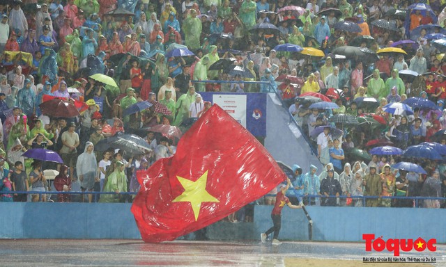 Bất chấp mưa sét gần 20 ngàn CĐV Phú Thọ cổ vũ tiếp lửa tuyển U23 Việt Nam - Ảnh 19. Bất chấp mưa sét gần 20 ngàn CĐV Phú Thọ cổ vũ tiếp lửa tuyển U23 Việt Nam - Ảnh 19.