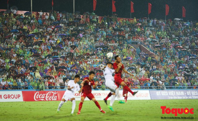 Bất chấp mưa sét gần 20 ngàn CĐV Phú Thọ cổ vũ tiếp lửa tuyển U23 Việt Nam - Ảnh 2. Bất chấp mưa sét gần 20 ngàn CĐV Phú Thọ cổ vũ tiếp lửa tuyển U23 Việt Nam - Ảnh 2.
