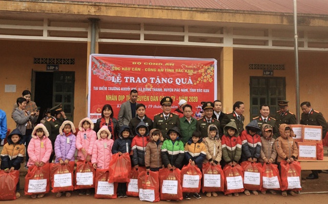 Cục Hậu cần - Bộ Công an chăm lo tết cho người nghèo Pác Nặm - Ảnh 3. Cục Hậu cần - Bộ Công an chăm lo tết cho người nghèo Pác Nặm - Ảnh 3.