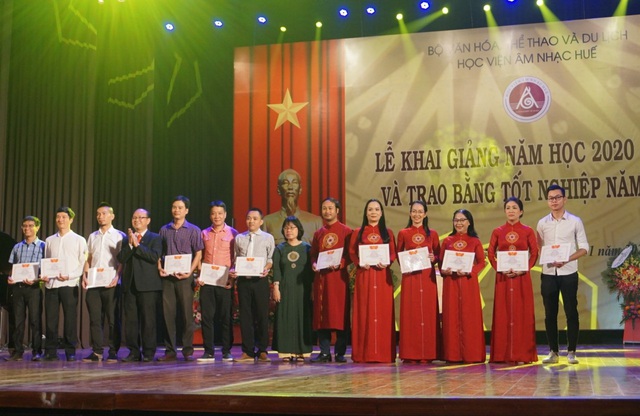Bộ trưởng Nguyễn Ngọc Thiện dự lễ khai giảng Học viện Âm nhạc Huế - Ảnh 4.