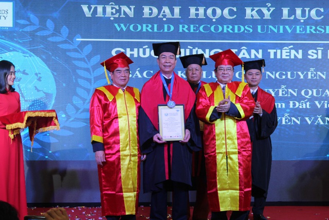 Anh hùng Lao động Nguyễn Quang Mâu nhận danh hiệu Tiến sĩ danh dự của Việt Đại học Kỷ lục Thế giới - Ảnh 1.