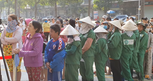Việt Hương phát 1000 lọ nước rửa tay khô cho người dân và khẳng định không ế show mùa dịch covid 19 - Ảnh 3.