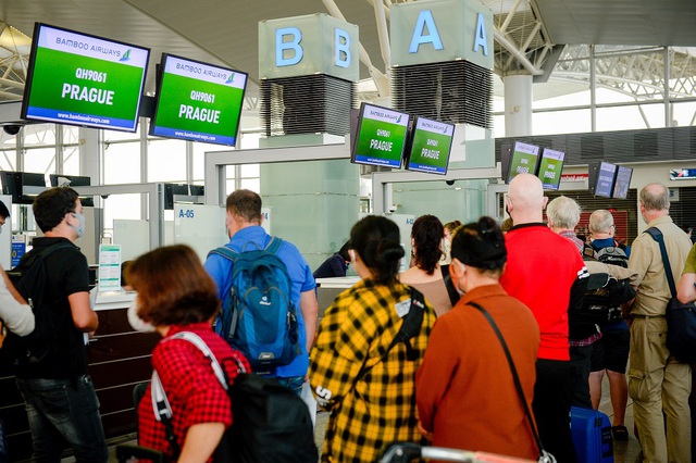 Cận cảnh chuyến bay đặc biệt của Bamboo Airways đưa công dân Séc và châu Âu hồi hương - Ảnh 3. Cận cảnh chuyến bay đặc biệt của Bamboo Airways đưa công dân Séc và châu Âu hồi hương - Ảnh 3.