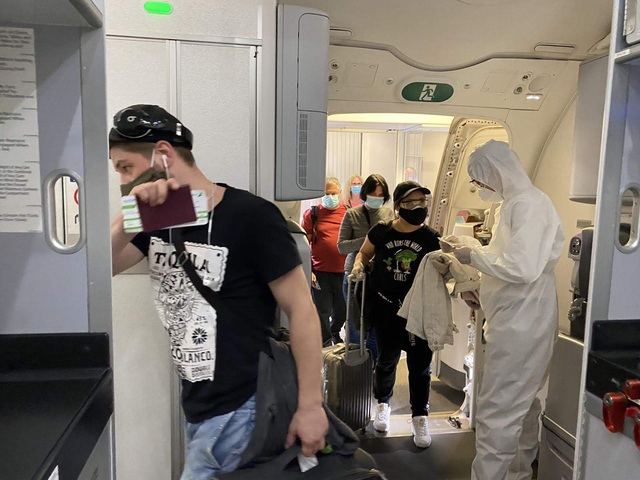 Cận cảnh chuyến bay đặc biệt của Bamboo Airways đưa công dân Séc và châu Âu hồi hương - Ảnh 5. Cận cảnh chuyến bay đặc biệt của Bamboo Airways đưa công dân Séc và châu Âu hồi hương - Ảnh 5.