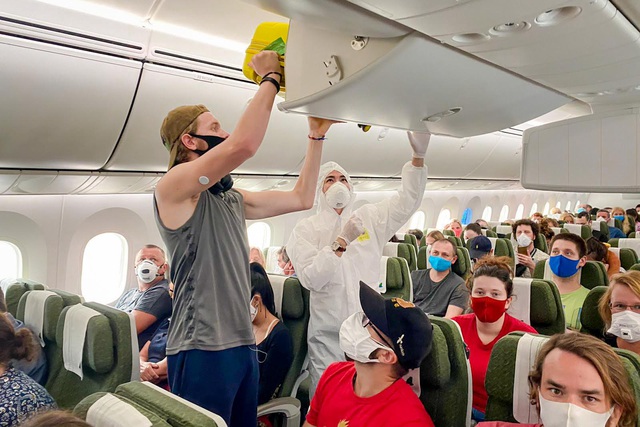 Cận cảnh chuyến bay đặc biệt của Bamboo Airways đưa công dân Séc và châu Âu hồi hương - Ảnh 6. Cận cảnh chuyến bay đặc biệt của Bamboo Airways đưa công dân Séc và châu Âu hồi hương - Ảnh 6.