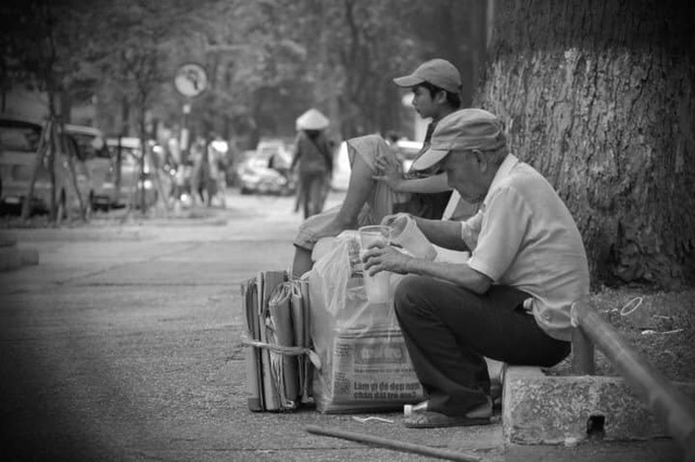 Diễn viên Lê Bê La kêu gọi giúp người người bán vé số - Ảnh 4. Diễn viên Lê Bê La kêu gọi giúp người người bán vé số - Ảnh 4.