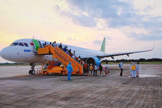 Gần 200 công dân Việt Nam bị kẹt tại Philippines đã về nước an toàn trên chuyến bay của Bamboo Airways ngày 14/5 - Ảnh 1. Gần 200 công dân Việt Nam bị kẹt tại Philippines đã về nước an toàn trên chuyến bay của Bamboo Airways ngày 14/5 - Ảnh 1.