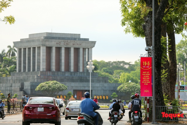 Hà Nội trang hoàng rực rỡ kỷ niệm 130 năm Ngày sinh Chủ tịch Hồ Chí Minh - Ảnh 12.