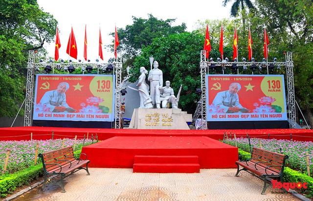 Hà Nội trang hoàng rực rỡ kỷ niệm 130 năm Ngày sinh Chủ tịch Hồ Chí Minh - Ảnh 19.