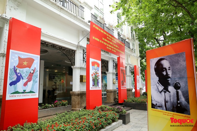Hà Nội trang hoàng rực rỡ kỷ niệm 130 năm Ngày sinh Chủ tịch Hồ Chí Minh - Ảnh 16.