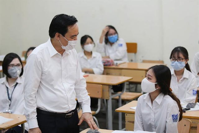 Bộ trưởng Phùng Xuân Nhạ thông tin về kỳ thi tốt nghiệp THPT trong ngày đầu học sinh trở lại trường - Ảnh 1.