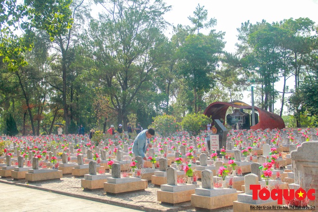 Đoàn công tác Bộ VHTTDL đến viếng nghĩa trang liệt sĩ tại Quảng Trị - Ảnh 1.