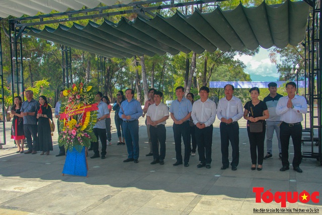 Đoàn công tác Bộ VHTTDL đến viếng nghĩa trang liệt sĩ tại Quảng Trị - Ảnh 2.