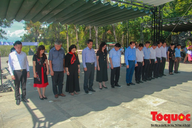 Đoàn công tác Bộ VHTTDL đến viếng nghĩa trang liệt sĩ tại Quảng Trị - Ảnh 6.