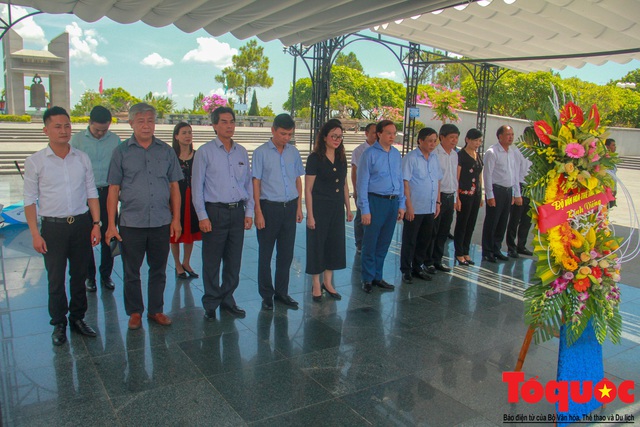 Đoàn công tác Bộ VHTTDL đến viếng nghĩa trang liệt sĩ tại Quảng Trị - Ảnh 8.