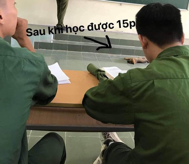 Nổi hứng theo cậu chủ đi học, chú chó nhỏ bò lăn bò toài trên bục giảng nhưng hành động sau 15 phút khiến ai cũng phì cười - Ảnh 2.