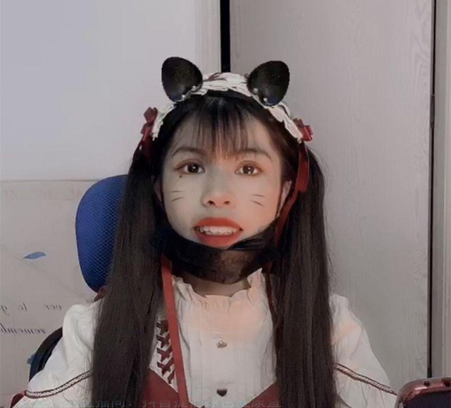 Quên tắt app làm đẹp, hot girl Trung Quốc lộ hàm răng "vêu vao", mặt mũi "ghồ ghề" khiến fan khiếp vía - Ảnh 2.