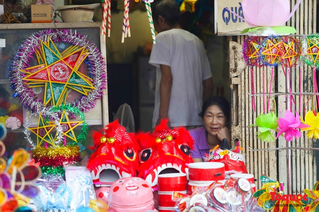 Phố Hàng Mã rực rỡ sắc màu trung thu trước rằm tháng Tám - Ảnh 6. Phố Hàng Mã rực rỡ sắc màu trung thu trước rằm tháng Tám - Ảnh 6.