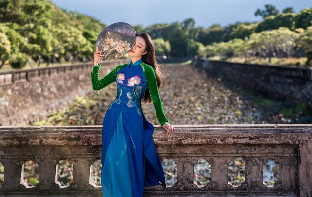 Mỹ nhân có mái tóc đẹp nhất Hoa hậu Việt Nam 2016 tái xuất với áo dài của Kenny Thái - Ảnh 5.