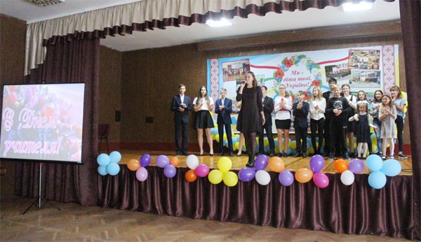 Trường Hồ Chí Minh tại Kiev mừng ngày Nhà giáo Ucraina - Ảnh 2.
