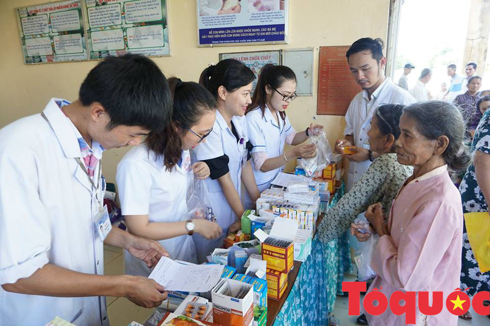 Bệnh viện Trung ương Huế khám, cấp thuốc miễn phí cho hơn 250 bệnh nhân nghèo - Ảnh 2.