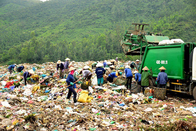 Phóng viên bị bảo vệ hành hung, dọa giết, chôn sống khi tác nghiệp ở bãi rác - Ảnh 2.