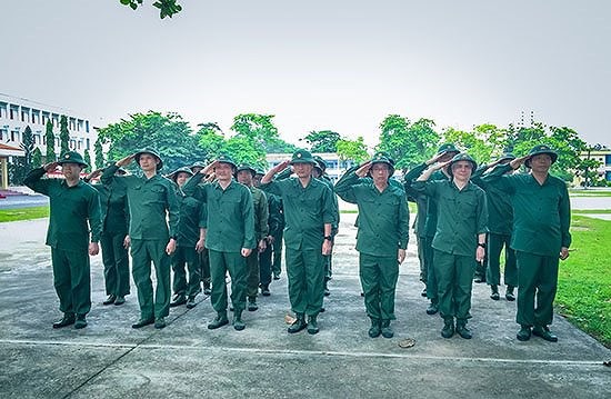 CMC lần đầu đưa toàn bộ lãnh đạo cao cấp vào trường quân đội học… làm lính - Ảnh 1.
