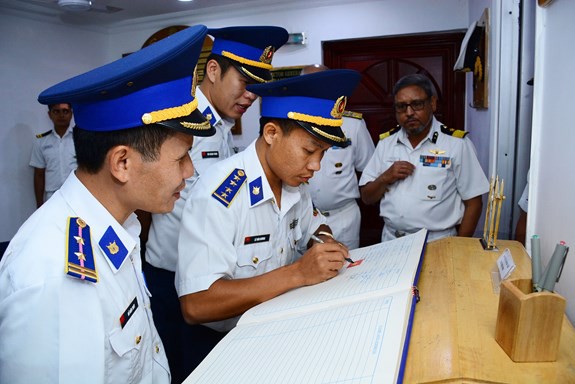Những khoảnh khắc tàu Cảnh sát biển Việt Nam lần đầu đến thăm Ấn Độ - Ảnh 7.