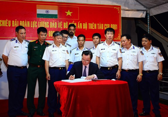 Những khoảnh khắc tàu Cảnh sát biển Việt Nam lần đầu đến thăm Ấn Độ - Ảnh 13.