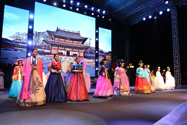 Người Hội An náo nức trải nghiệm văn hóa Hàn Quốc - Ảnh 1.