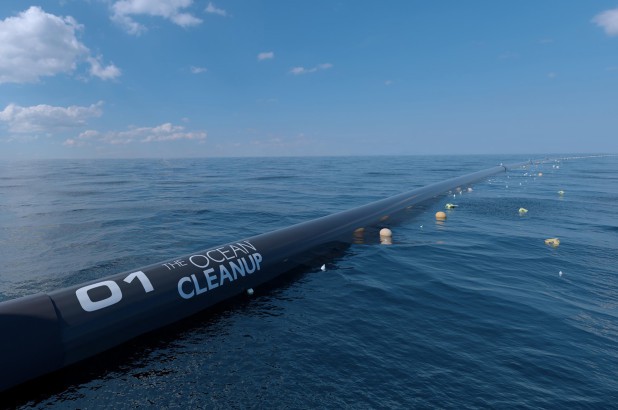 Tranh cãi quanh đường ống cứu thế, dọn sạch 90% rác thải nhựa đại dương - Ảnh 1.