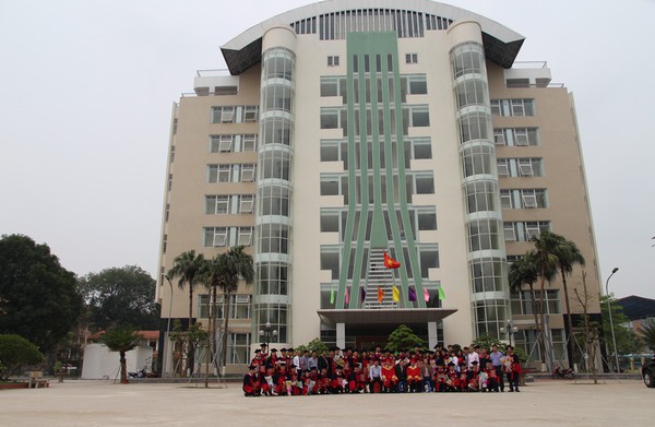 Lần đầu tiên trường ĐHSP Thể dục thể thao Hà Nội đào tạo cao học cho học viên Lào - Ảnh 1.