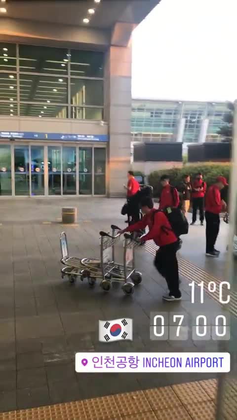 Xuân Trường và đồng đội lạnh co ro khi tới Hàn Quốc - Ảnh 1.