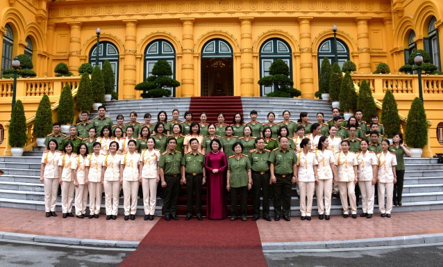 Quyền Chủ tịch nước Đặng Thị Ngọc Thịnh gặp mặt đại biểu Phụ nữ Công an tiêu biểu năm 2017 - Ảnh 1.