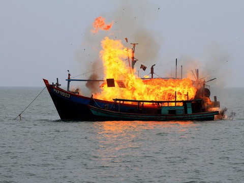 Tàu cá ở Quảng Ngãi phát nổ, 10 ngư dân thương vong - Ảnh 1.