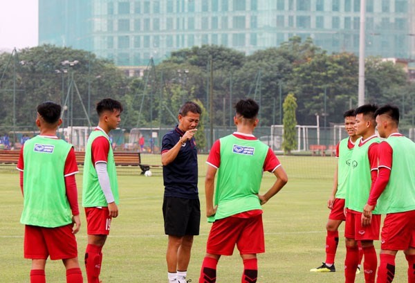 U19 Việt Nam chốt danh sách: HLV Hoàng Anh Tuấn dành chỗ cho Đoàn Văn Hậu - Ảnh 1.