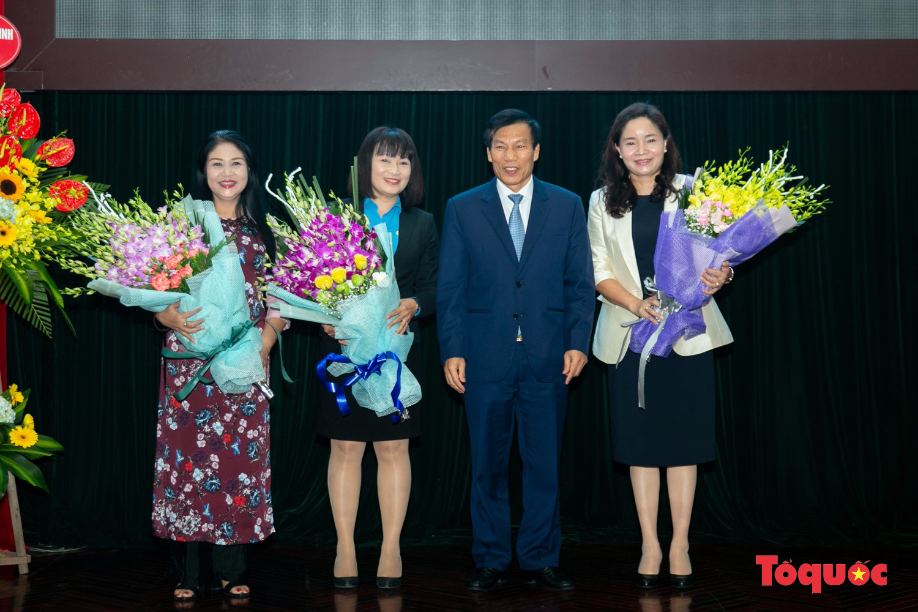 Bộ trưởng Nguyễn Ngọc Thiện gặp mặt cán bộ nữ ngành VHTTDL nhân ngày 20/10 - Ảnh 1.