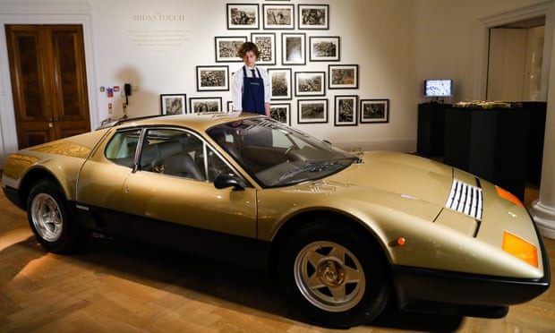 Siêu mẫu vàng ròng kết hợp với xe Ferrari phủ vàng náo loạn sàn đấu giá London - Ảnh 4.