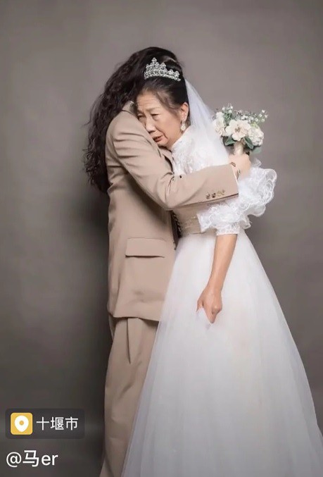 Cô gái đốn tim dân mạng vì đóng giả chú rể chụp ảnh cưới với mẹ già - Ảnh 2. Cô gái đốn tim dân mạng vì đóng giả chú rể chụp ảnh cưới với mẹ già - Ảnh 2.