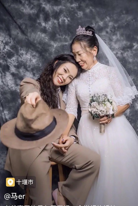 Cô gái đốn tim dân mạng vì đóng giả chú rể chụp ảnh cưới với mẹ già - Ảnh 4. Cô gái đốn tim dân mạng vì đóng giả chú rể chụp ảnh cưới với mẹ già - Ảnh 4.