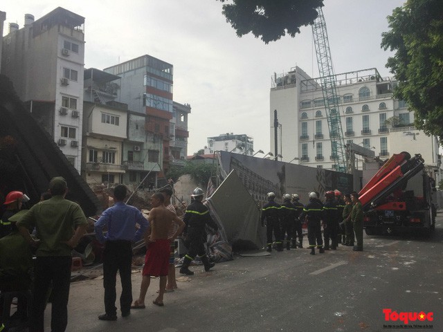 UBND Quận Hoàn Kiếm nói gì về sự cố sập nhà 32 Lê Thái Tổ - Ảnh 1.