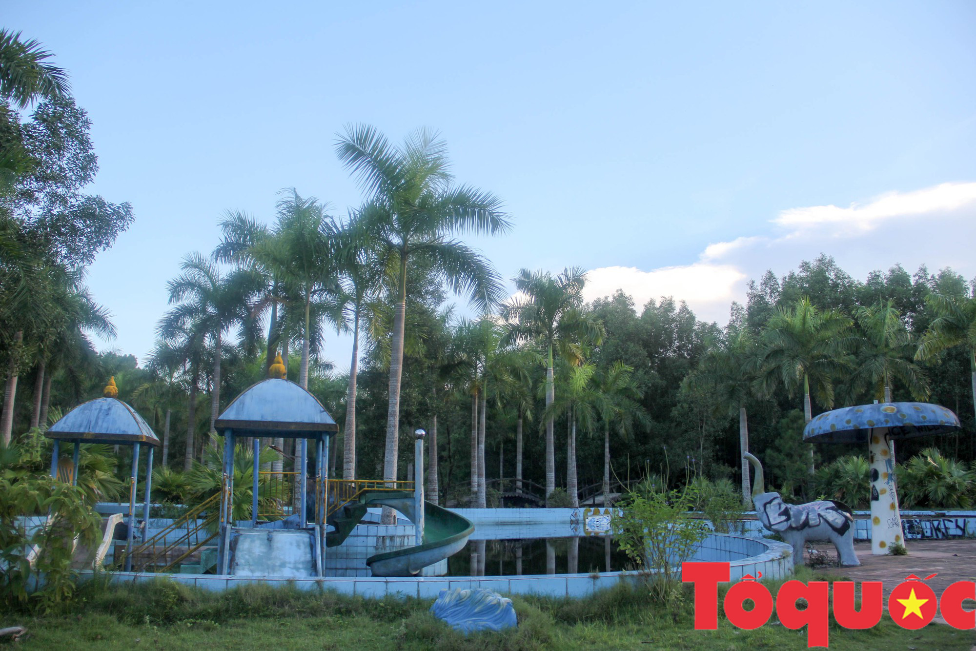 Công viên nước kinh dị ở Huế: đóng cửa, bỏ hoang vẫn hút khách - Ảnh 4.