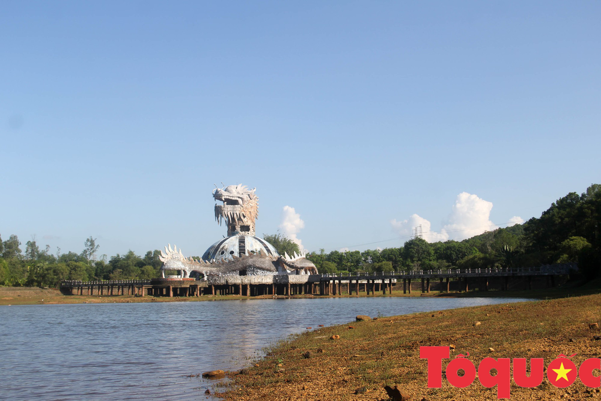 Công viên nước kinh dị ở Huế: đóng cửa, bỏ hoang vẫn hút khách - Ảnh 1.