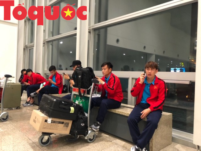 Cập bến Hà Nội đêm muộn, các cầu thủ ĐT Việt Nam mệt mỏi sau hành trình dài - Ảnh 9.