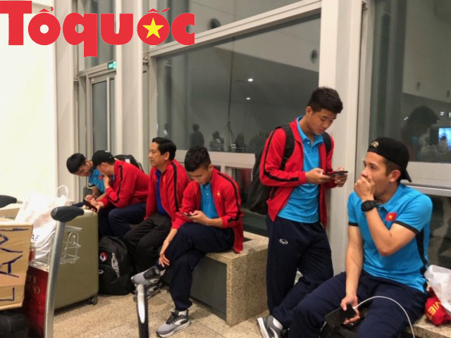 Cập bến Hà Nội đêm muộn, các cầu thủ ĐT Việt Nam mệt mỏi sau hành trình dài - Ảnh 7.